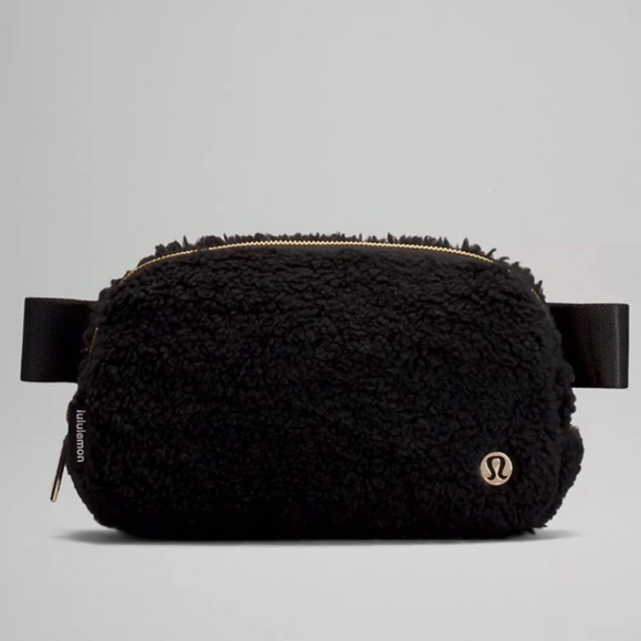 Lululemon Everywhere blk Fleece BeltBag Gold tone hardware - Picture 2 of 13